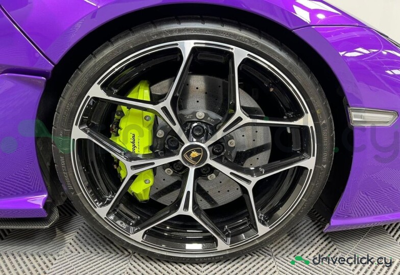 Lamborghini Revuelto Purple
