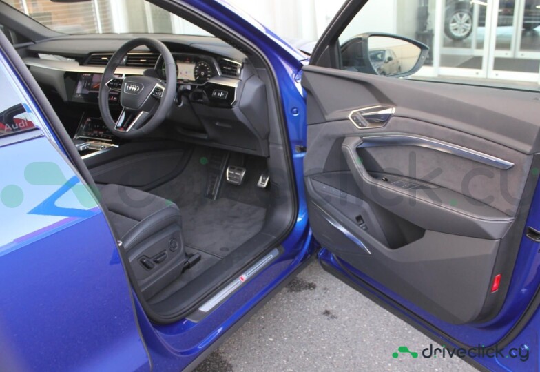 Audi Q8 Sportback e-tron Blue