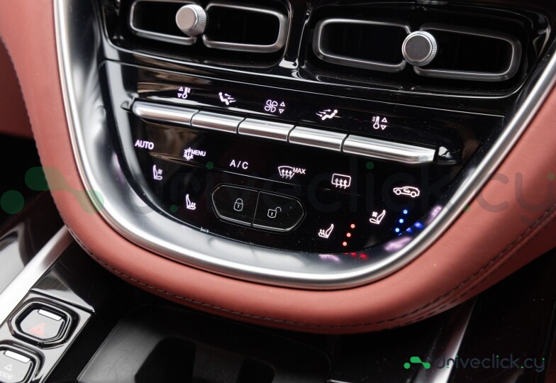 Aston Martin DBX White