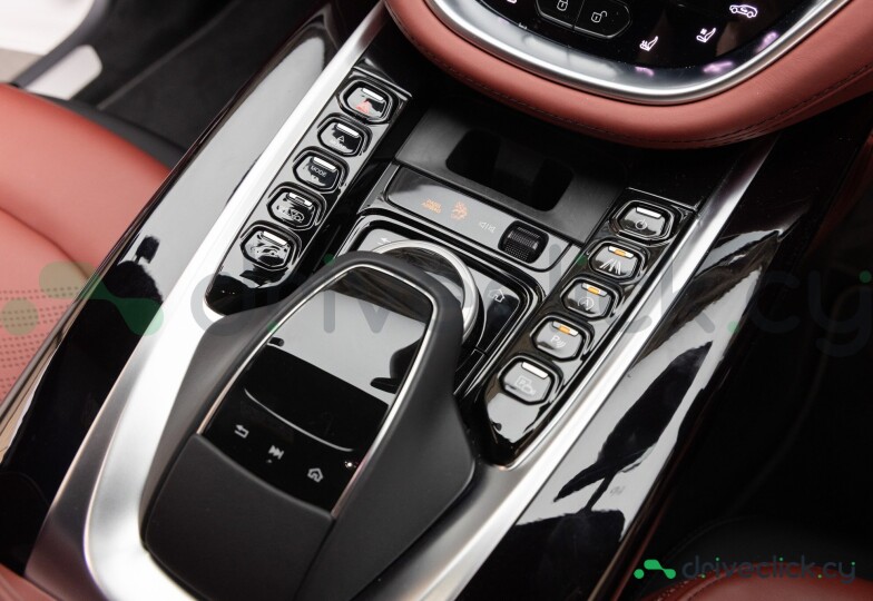 Aston Martin DBX White