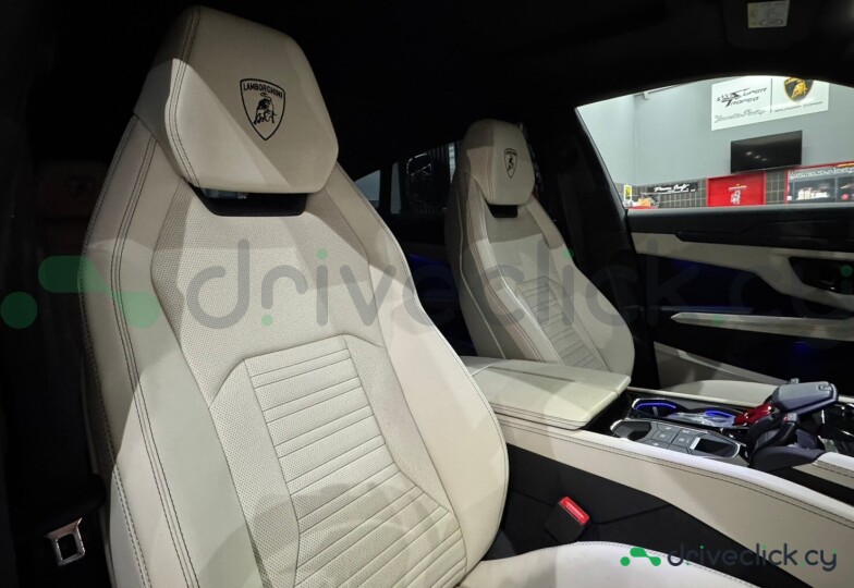 Lamborghini Urus White