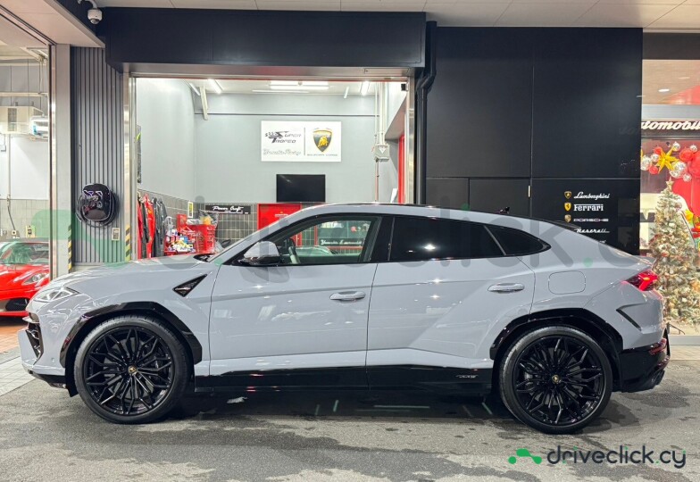 Lamborghini Urus White