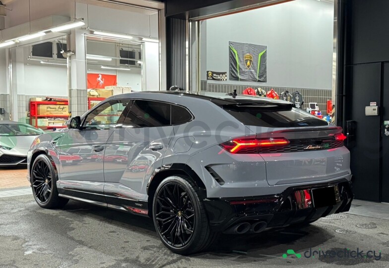 Lamborghini Urus White