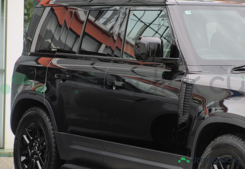 Land Rover Defender Black