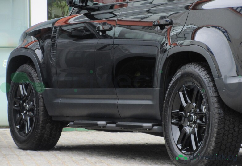 Land Rover Defender Black