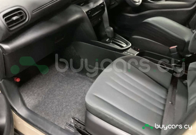 Toyota Yaris Cross Бежевый