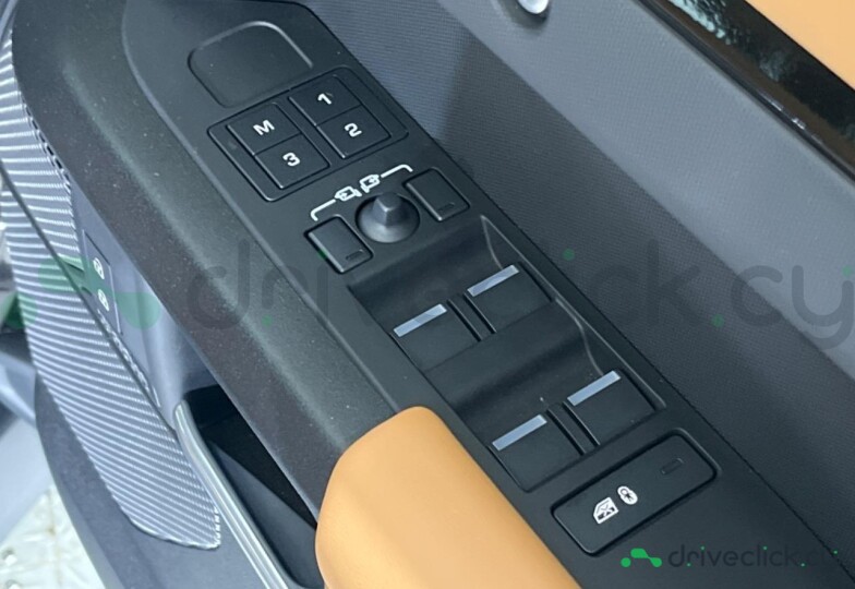 Land Rover Defender Black