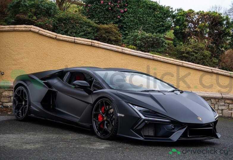 Lamborghini Revuelto Black