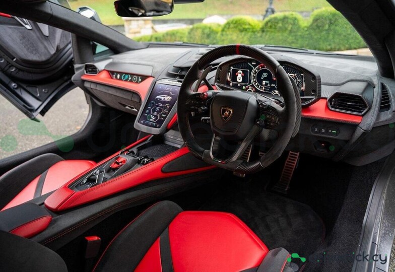 Lamborghini Revuelto Black
