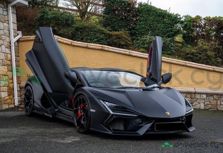 Lamborghini Revuelto Black