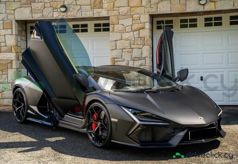 Lamborghini Revuelto Black