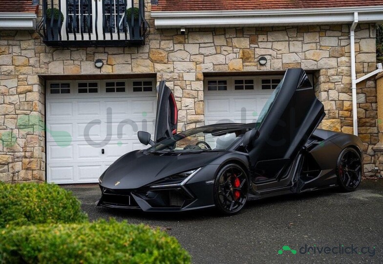 Lamborghini Revuelto Black