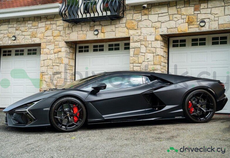 Lamborghini Revuelto Black