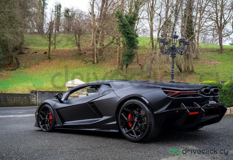 Lamborghini Revuelto Black
