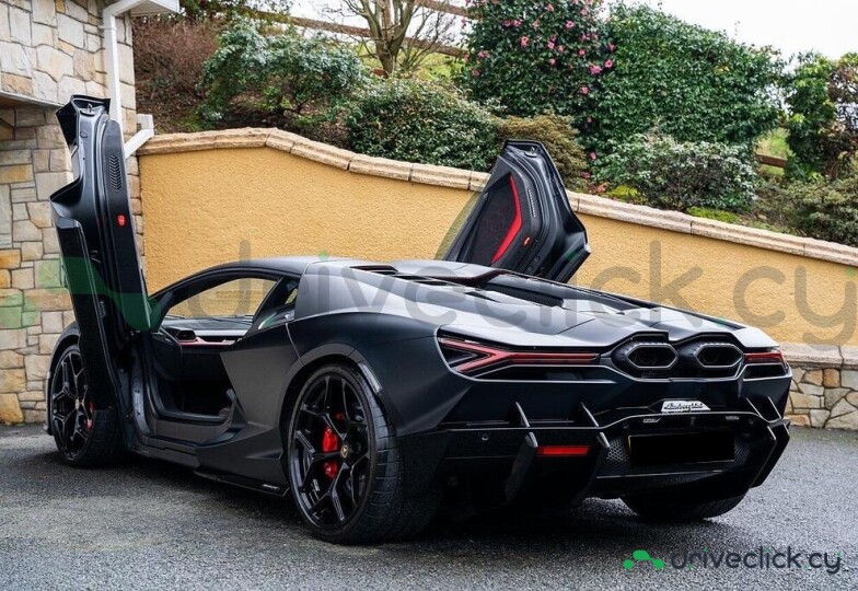 Lamborghini Revuelto Black