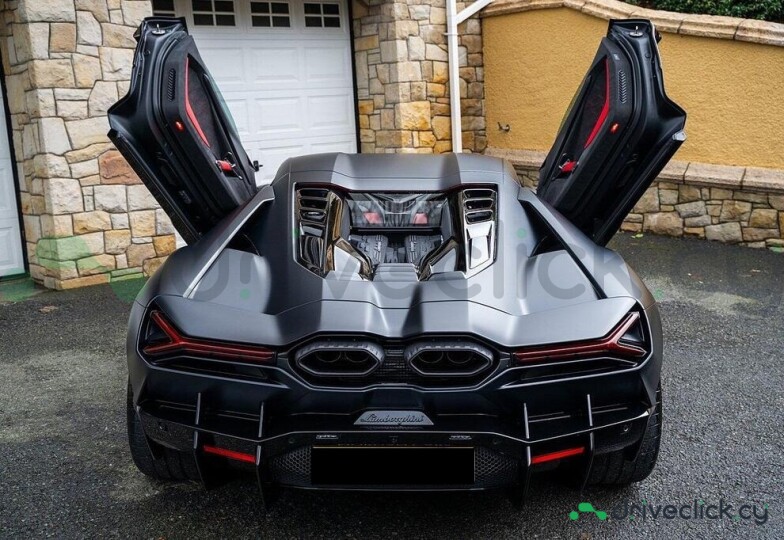 Lamborghini Revuelto Black
