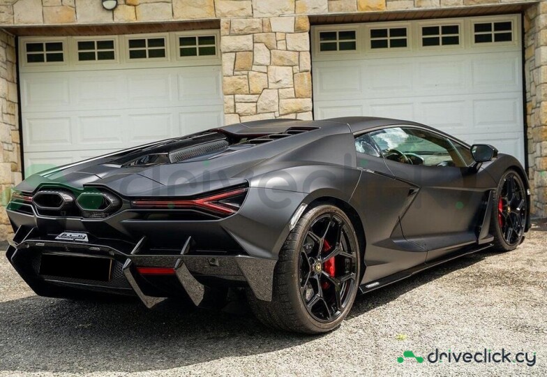 Lamborghini Revuelto Black