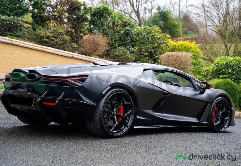 Lamborghini Revuelto Black