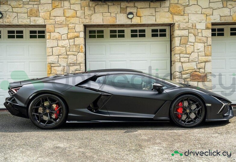 Lamborghini Revuelto Black