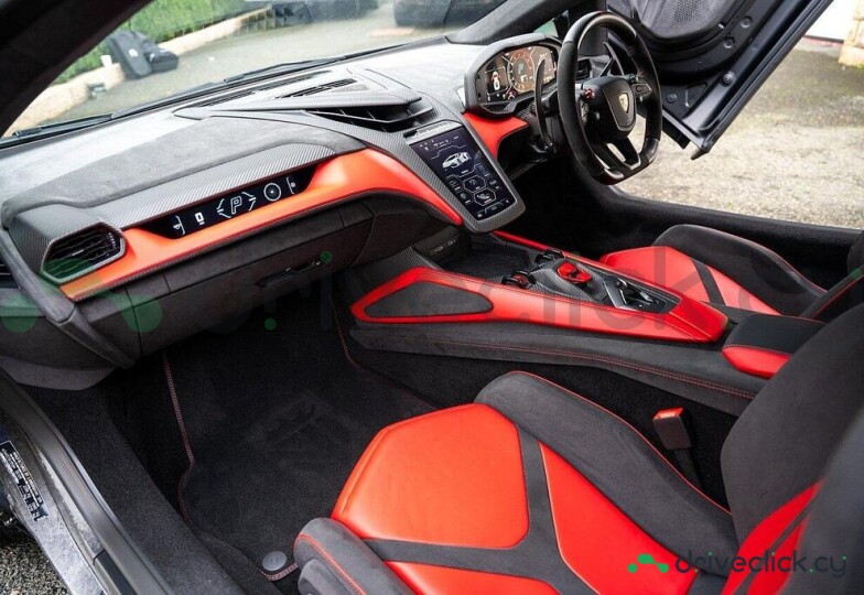 Lamborghini Revuelto Black