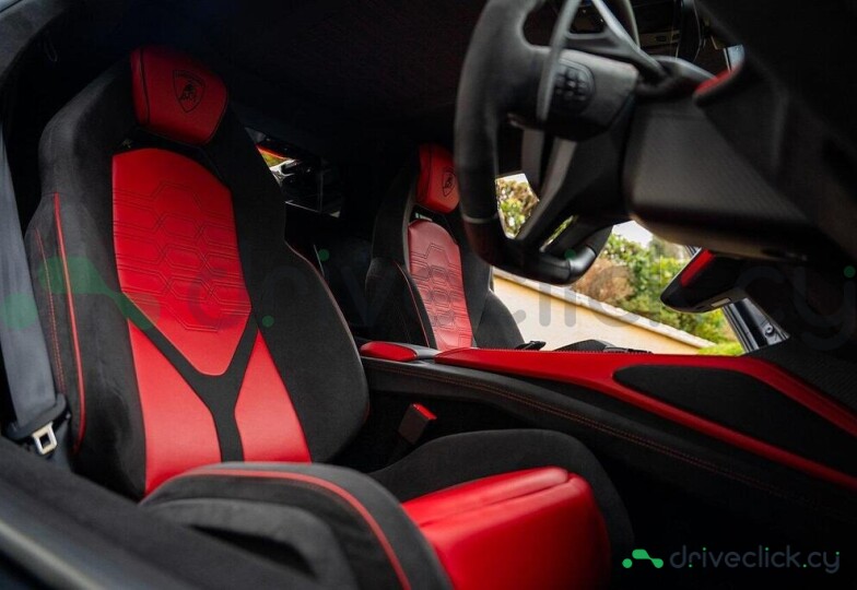 Lamborghini Revuelto Black