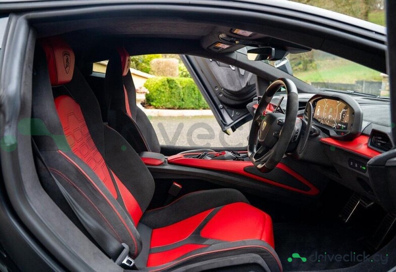 Lamborghini Revuelto Black