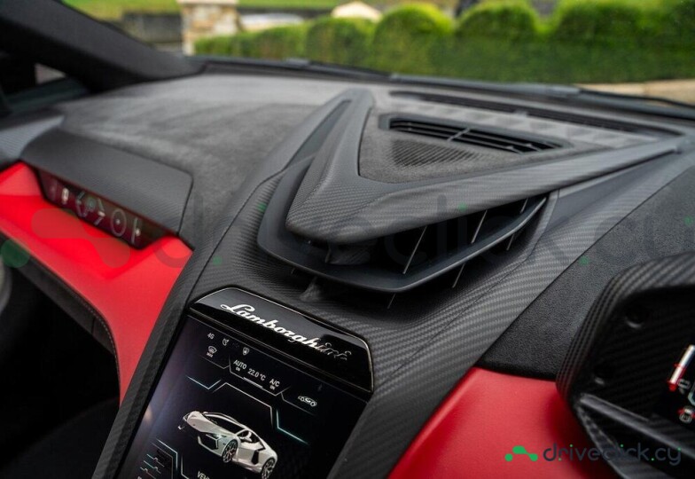 Lamborghini Revuelto Black