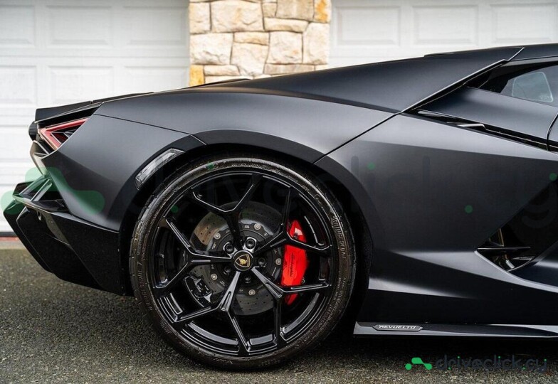 Lamborghini Revuelto Black