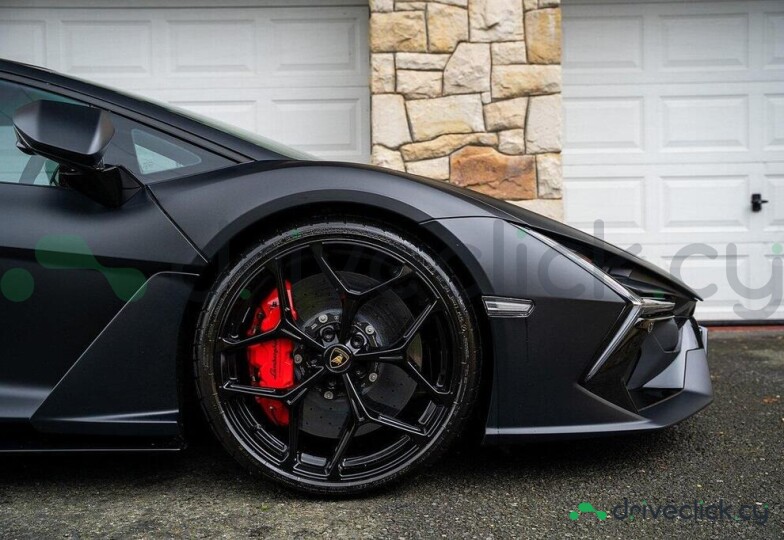 Lamborghini Revuelto Black