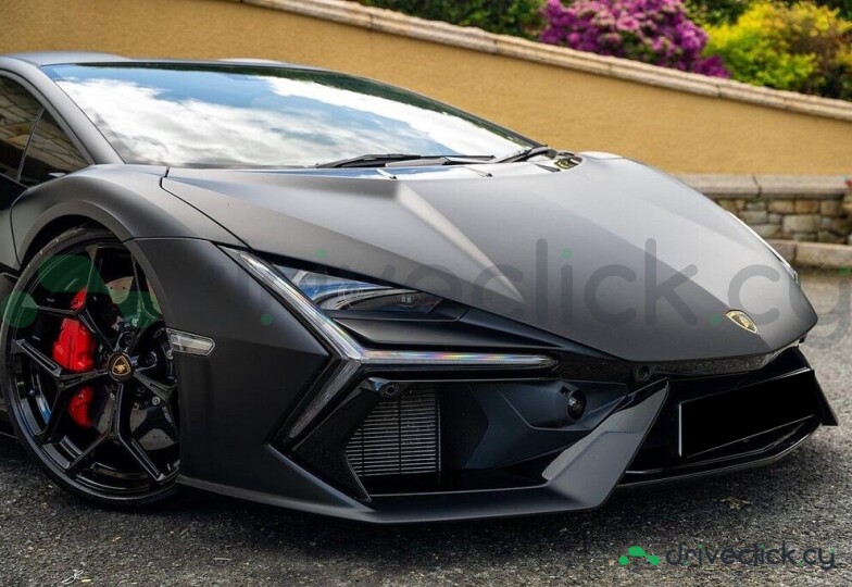 Lamborghini Revuelto Black