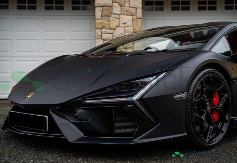 Lamborghini Revuelto Black