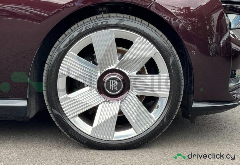 Rolls-Royce Spectre Dark red