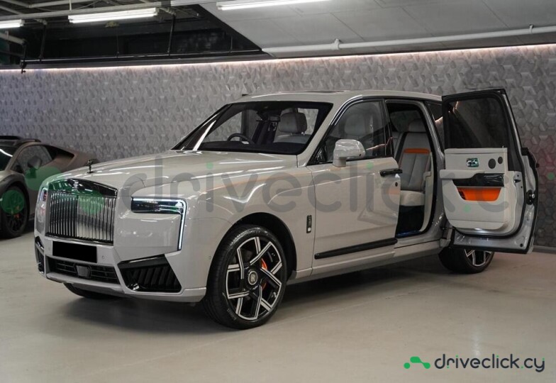Rolls-Royce Cullinan Серый
