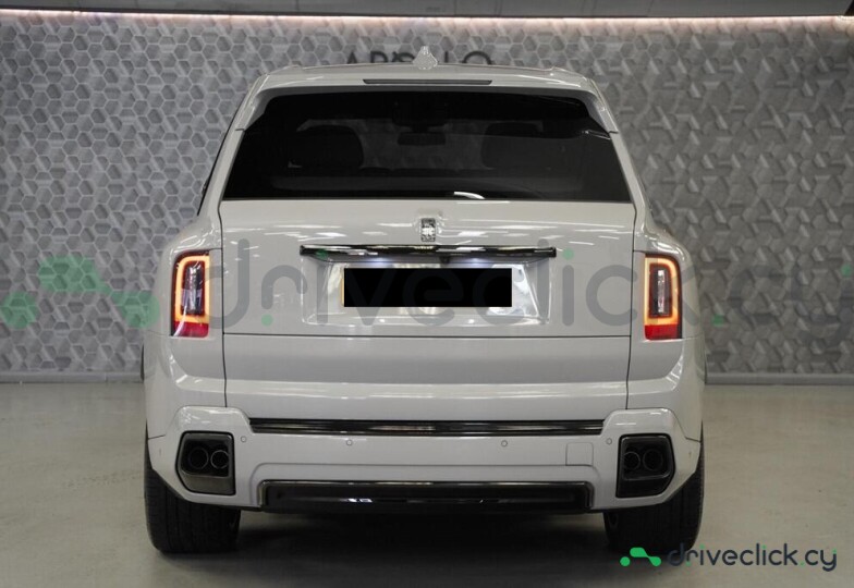 Rolls-Royce Cullinan Серый