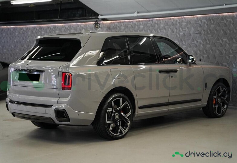 Rolls-Royce Cullinan Серый