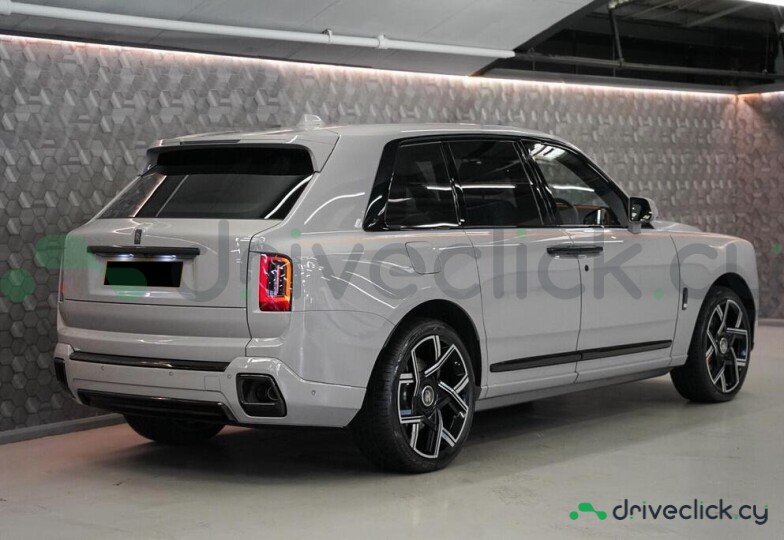 Rolls-Royce Cullinan Серый