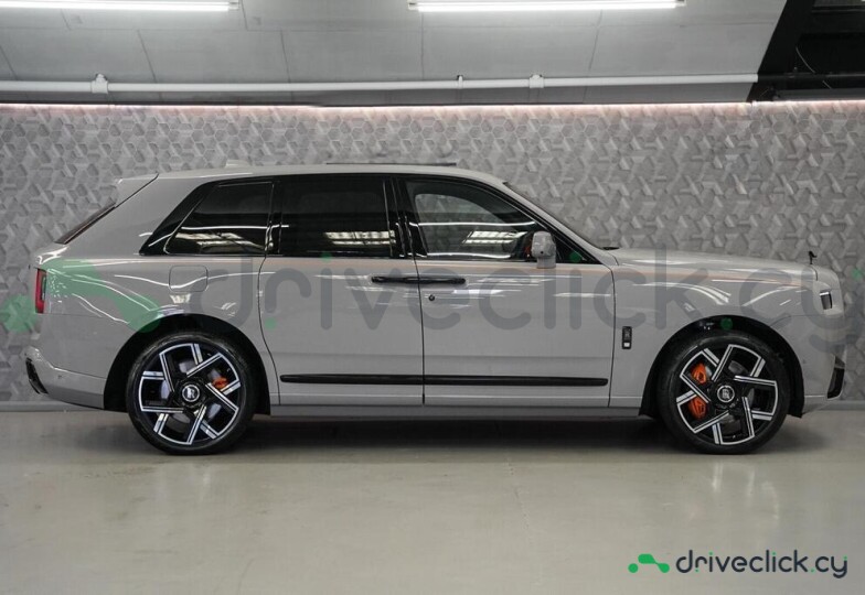 Rolls-Royce Cullinan Серый