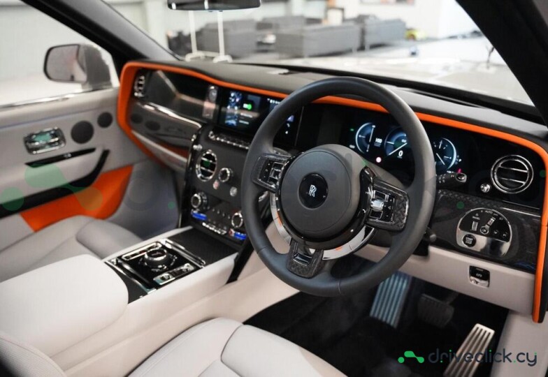 Rolls-Royce Cullinan Серый