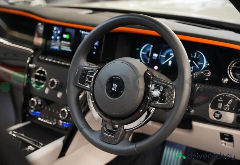 Rolls-Royce Cullinan Серый