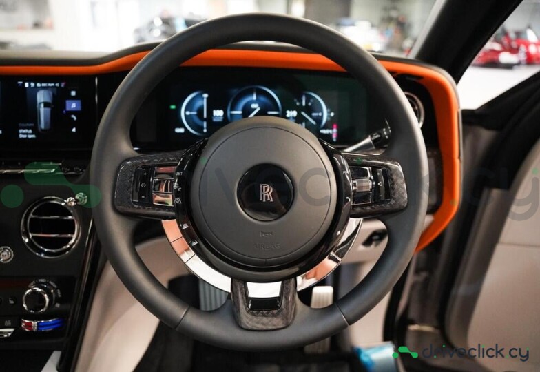Rolls-Royce Cullinan Серый