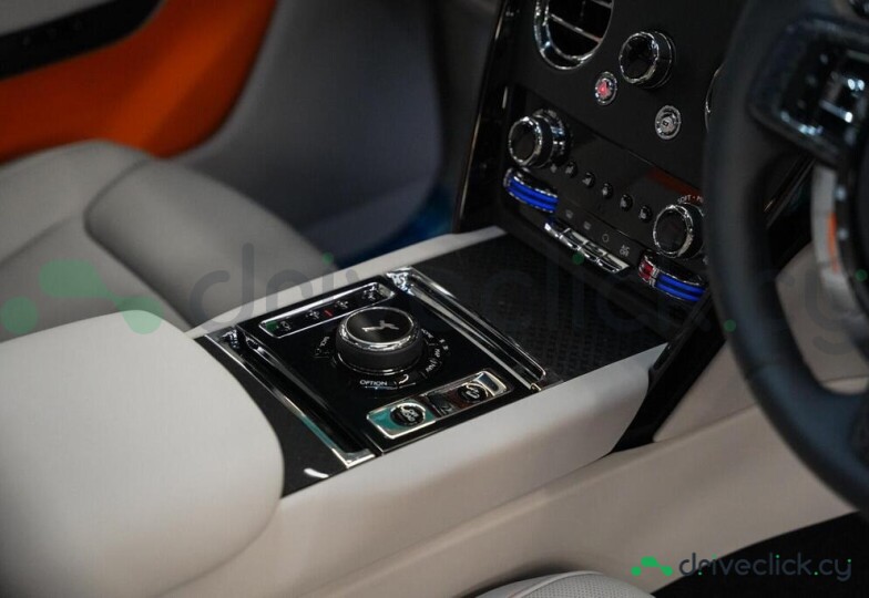 Rolls-Royce Cullinan Серый