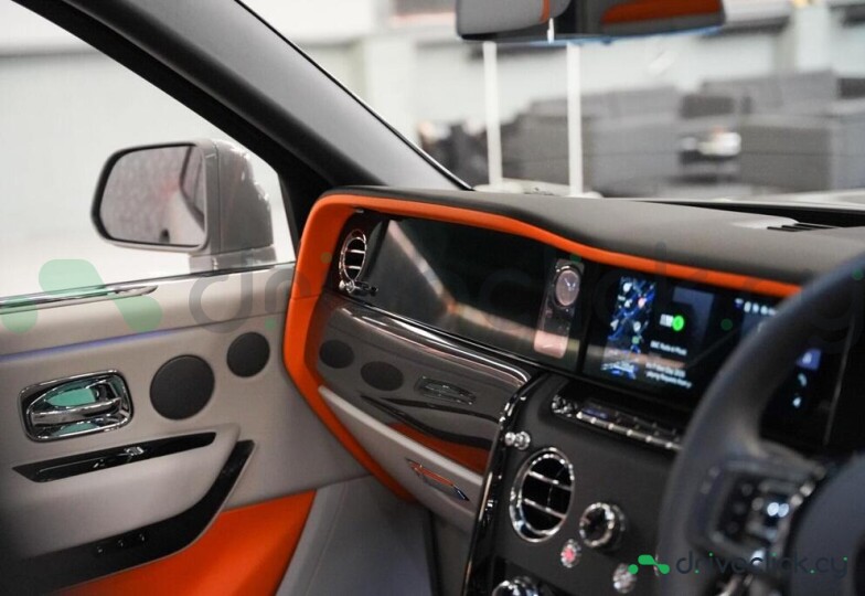Rolls-Royce Cullinan Серый