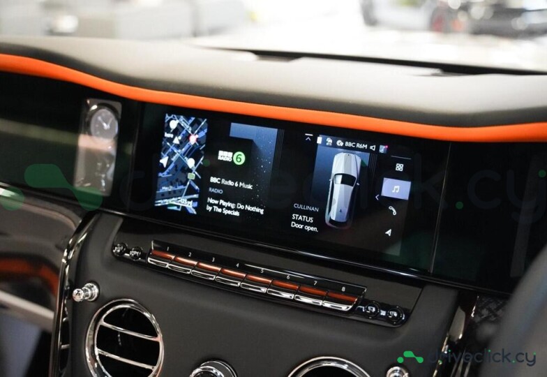 Rolls-Royce Cullinan Серый