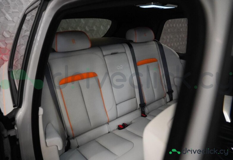 Rolls-Royce Cullinan Серый