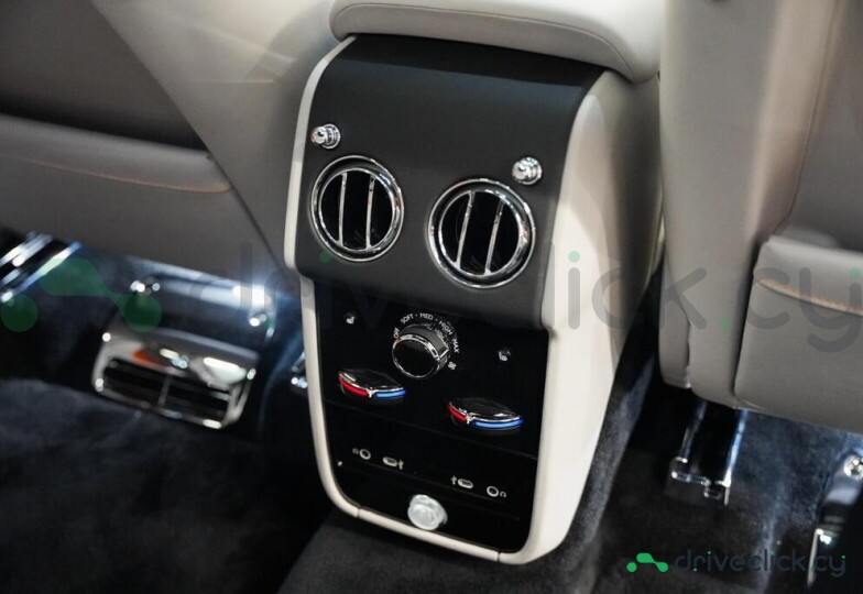 Rolls-Royce Cullinan Серый