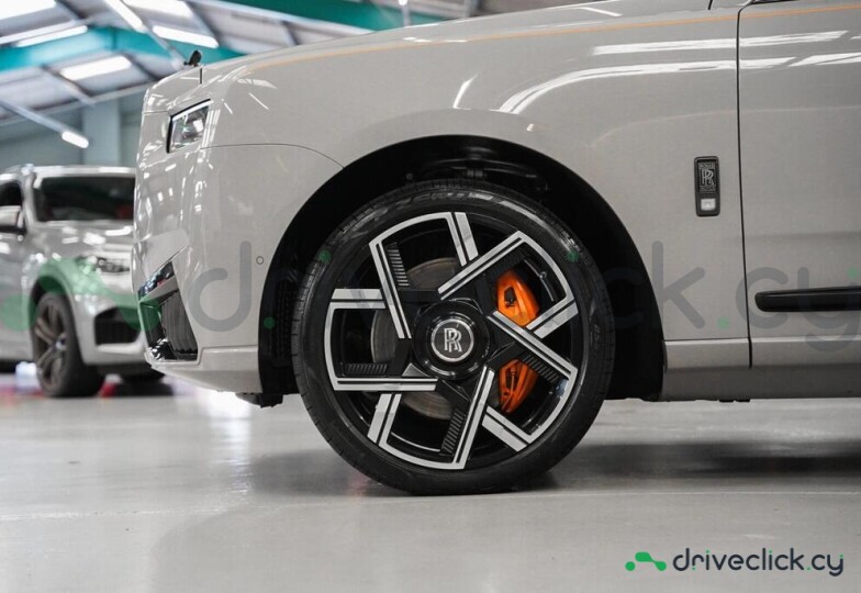 Rolls-Royce Cullinan Серый