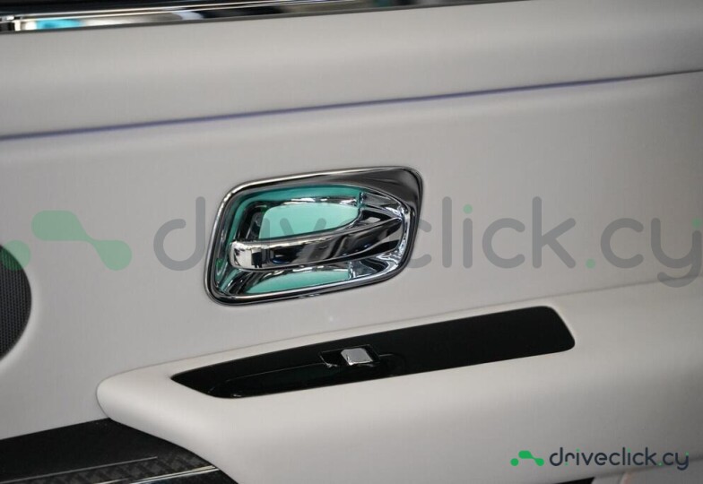 Rolls-Royce Cullinan Серый