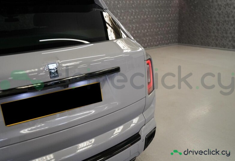 Rolls-Royce Cullinan Серый