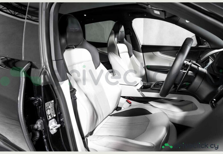 Aston Martin DBX Зеленый