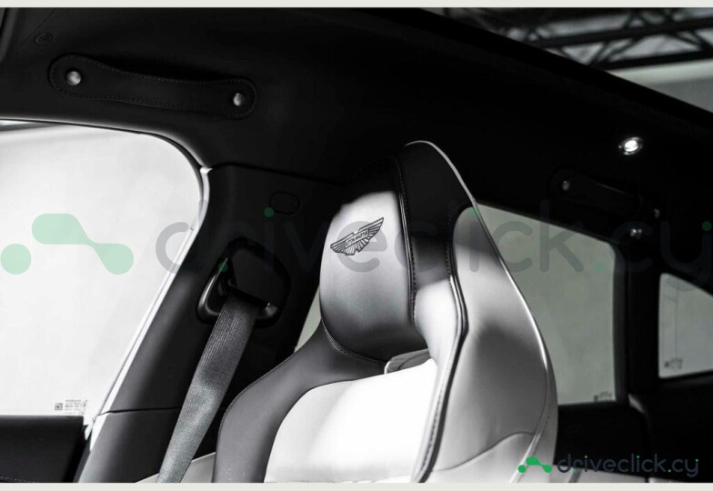 Aston Martin DBX Зеленый